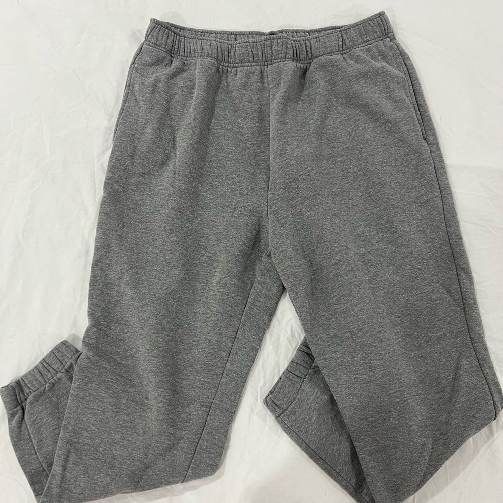 Women’s gray sweatpants with pockets
